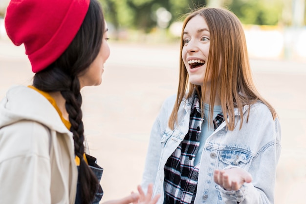 Vooraanzicht smiley vriendinnen graag ontmoeten