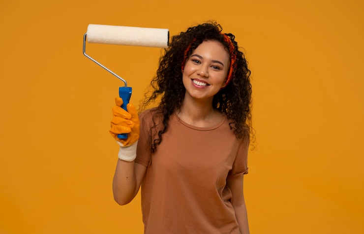 Gratis Foto vooraanzicht smiley vrouw aan het werk