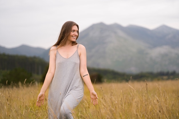 Vooraanzicht smiley vrouw in de natuur