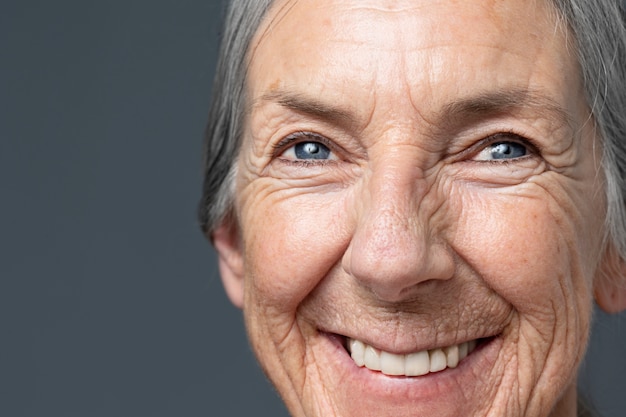 Gratis foto vooraanzicht smiley vrouw met blauwe ogen