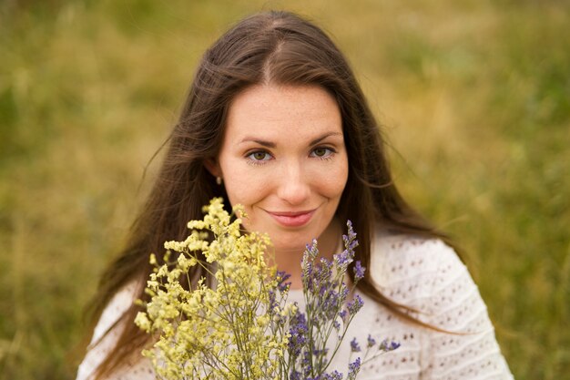 Vooraanzicht smiley vrouw met bloemen