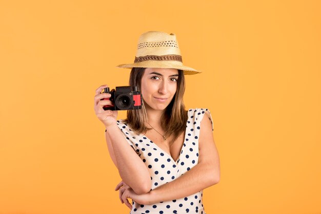 Vooraanzicht smiley vrouw met camera