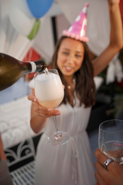 Vooraanzicht smiley vrouw met drankje