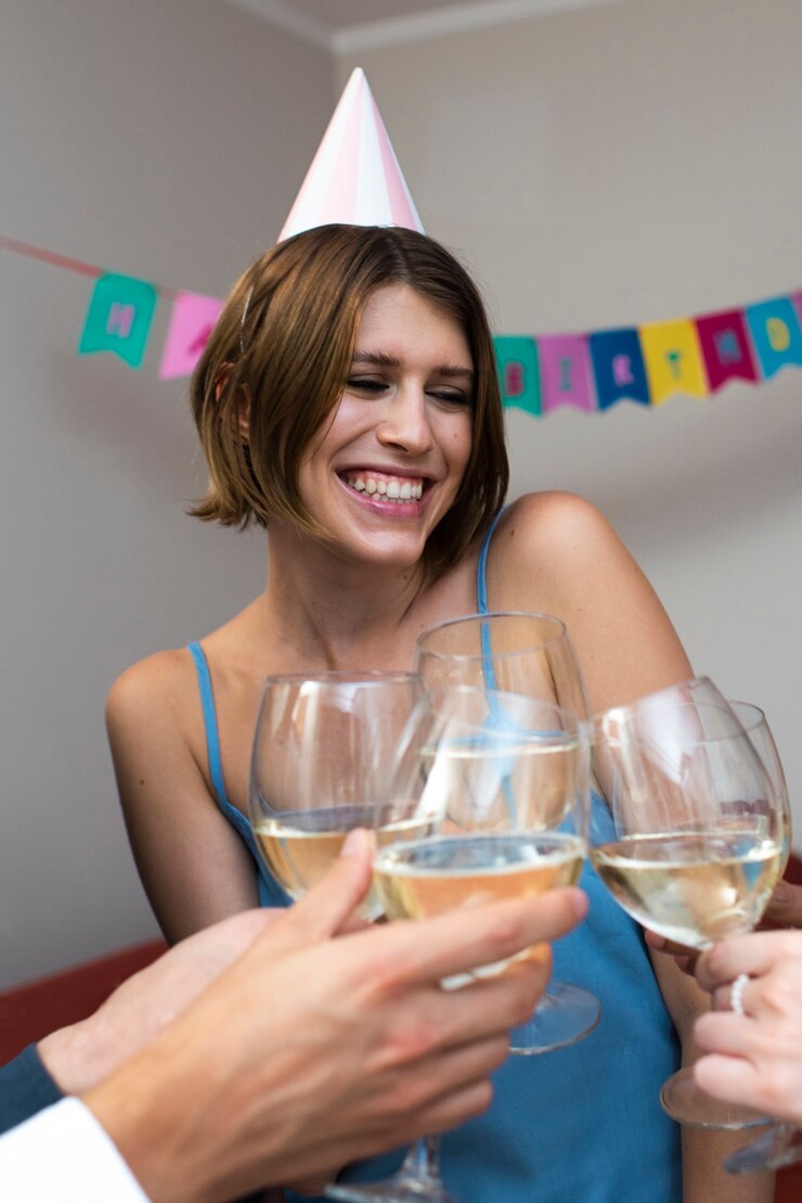 Gratis Foto vooraanzicht smiley vrouw met drankje