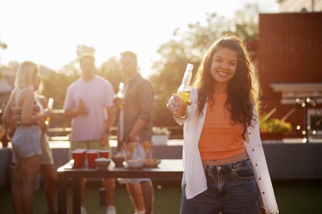 Vooraanzicht smiley vrouw met fles