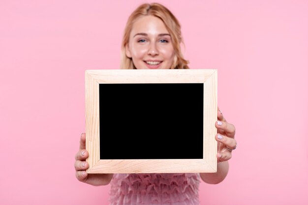 Vooraanzicht smiley vrouw met frames