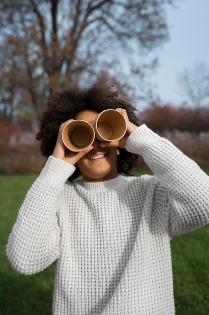 Vooraanzicht smiley vrouw met kopjes