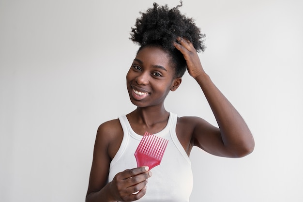 Vooraanzicht smiley vrouw met roze comb