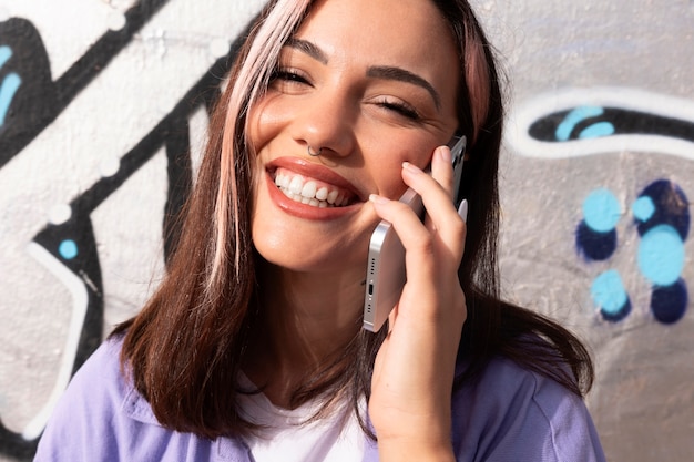 Gratis foto vooraanzicht smiley vrouw met smartphone