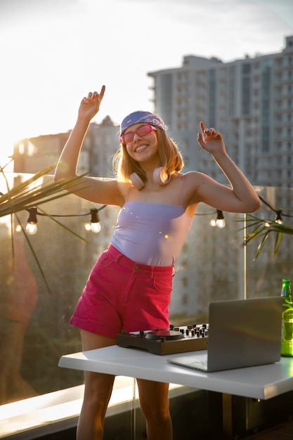 Gratis foto vooraanzicht smiley vrouw mixen van muziek