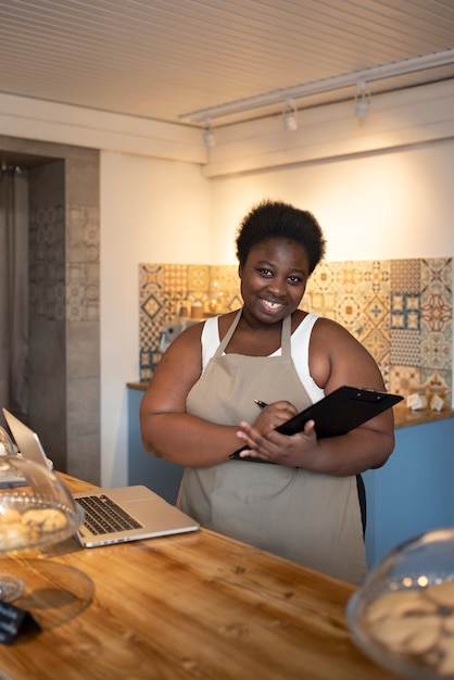 Gratis foto vooraanzicht smiley vrouw op het werk