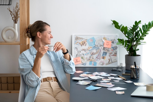 Vooraanzicht smiley vrouw thuis