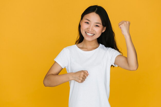 Vooraanzicht smiley vrouw zegevierend