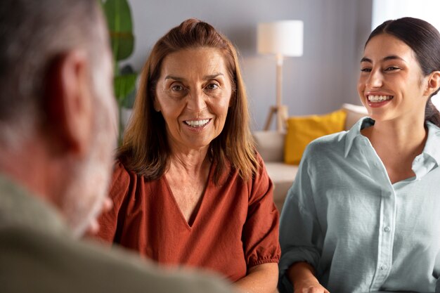 Vooraanzicht smiley vrouwen binnen