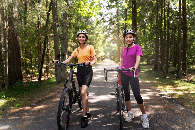 Vooraanzicht smiley vrouwen met fietsen