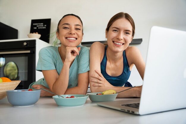 Vooraanzicht smiley vrouwen met laptop