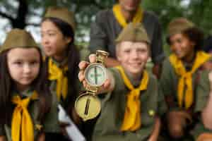 Gratis foto vooraanzicht smiley wazig scouts buitenshuis