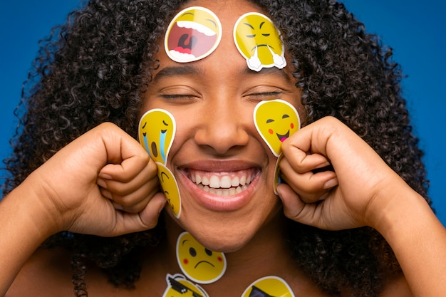 Gratis foto vooraanzicht smileyvrouw met emoji's op gezicht