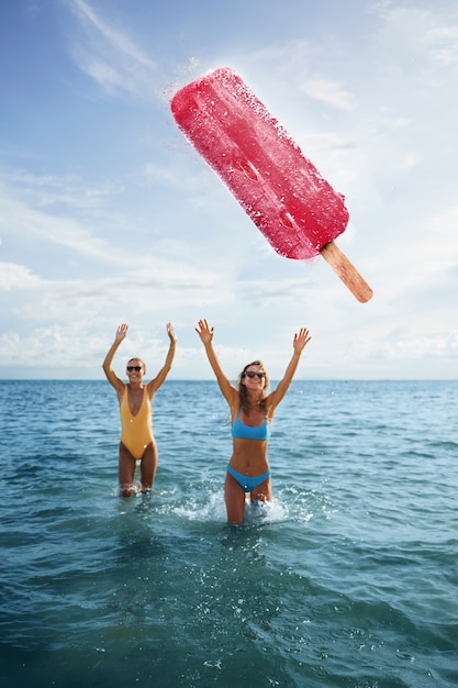 Vooraanzicht smileyvrouwen met gigantisch ijs