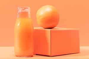 Gratis foto vooraanzicht smoothie met oranje