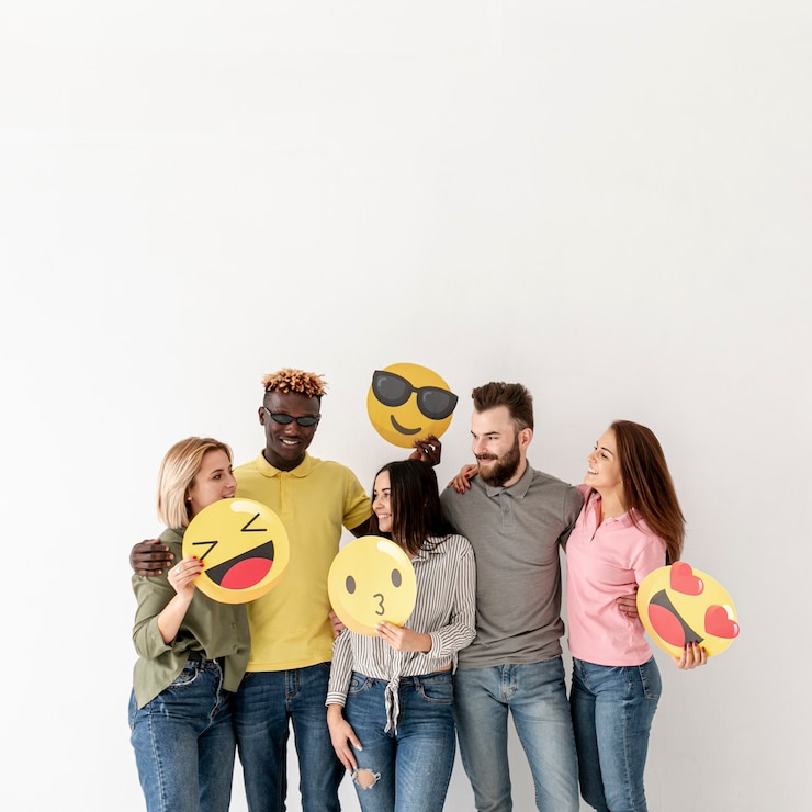 Gratis Foto vooraanzicht speelse vrienden met emoji