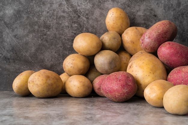 Gratis foto vooraanzicht stapel rauwe aardappelen