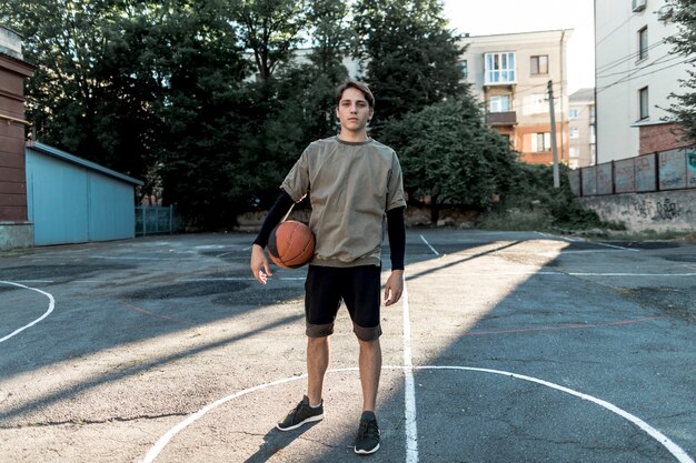 Vooraanzicht stedelijke basketbalspeler