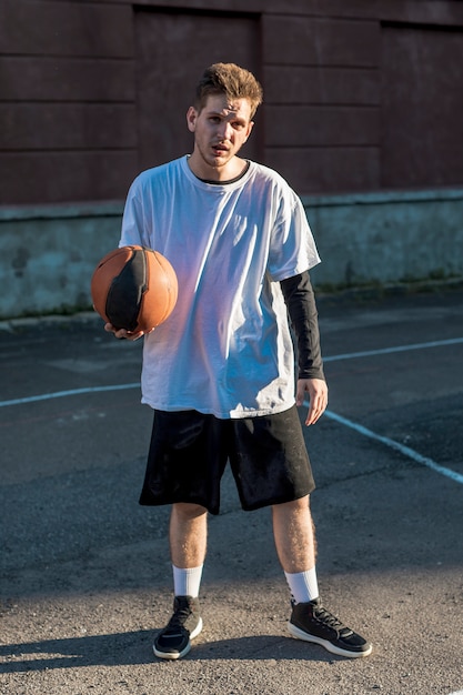 Gratis foto vooraanzicht stedelijke basketbalspeler