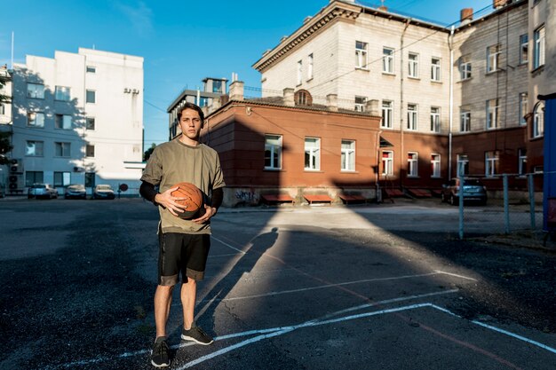 Vooraanzicht stedelijke basketbalspeler