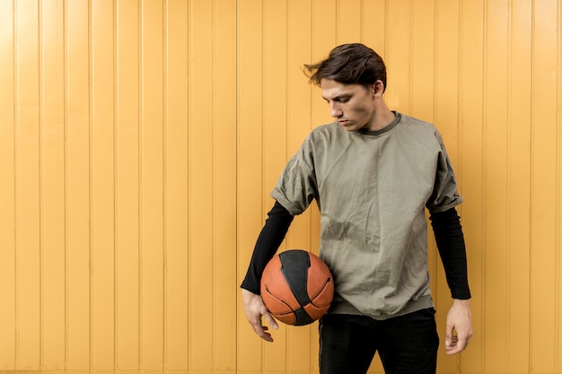 Vooraanzicht stedelijke basketbalspeler