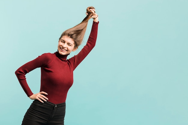 Gratis foto vooraanzicht sterke vrouw in de studio