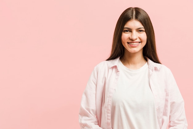 Vooraanzicht sterke vrouw in de studio