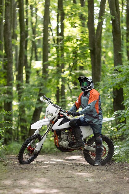 Vooraanzicht stijlvolle ruiter poseren met motor