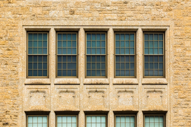 Vooraanzicht symmetrisch oud gebouw