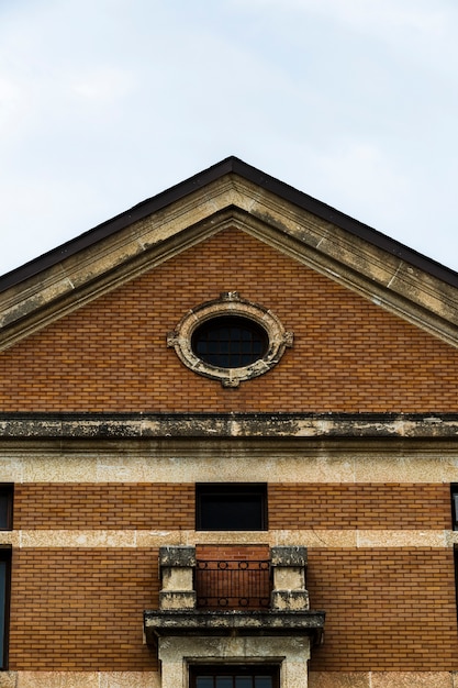 Gratis foto vooraanzicht symmetrische oude bakstenen gebouw