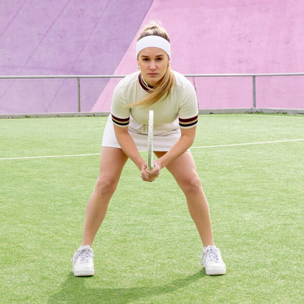 Vooraanzicht tennis sportieve vrouw