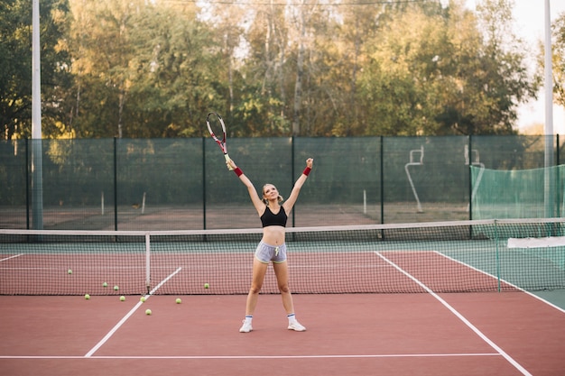 Vooraanzicht tennis vrouwelijke speler vieren overwinning