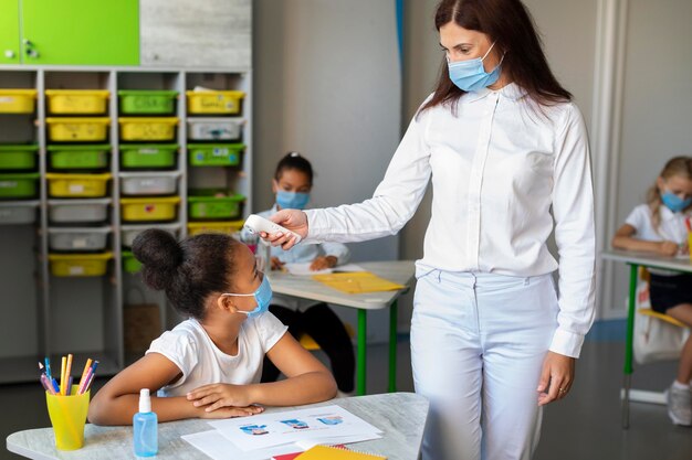 Vooraanzicht terug naar school in pandemische tijd