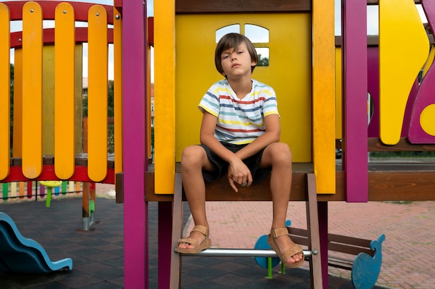 Gratis foto vooraanzicht trieste jongen in park