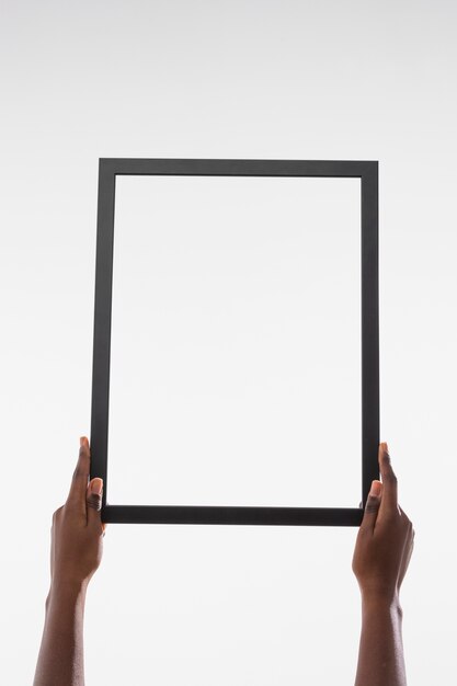 Vooraanzicht twee handen met donker frame