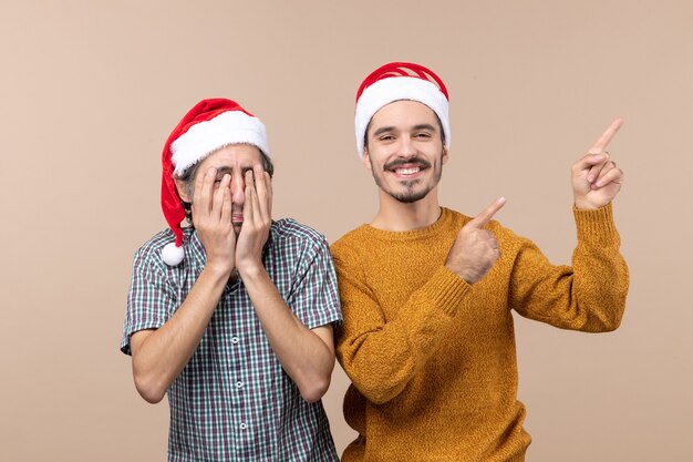 Vooraanzicht twee mannen een bedekkend gezicht met zijn handen de andere iets op geïsoleerde achtergrond tonen