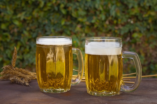 Vooraanzicht twee pinten op tafel met schuimend bier