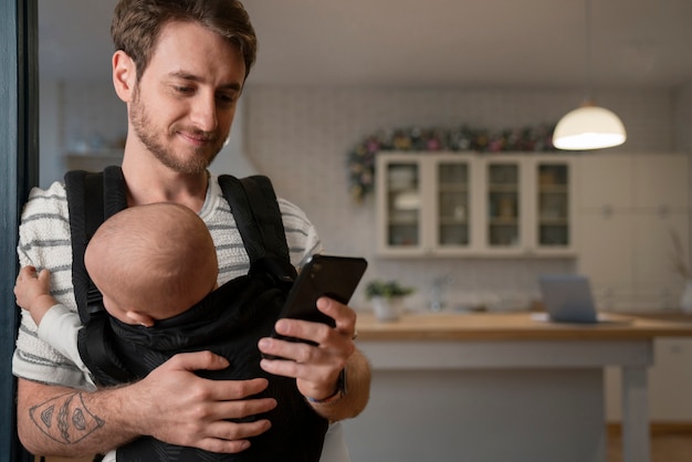 Gratis foto vooraanzicht vader met smartphone