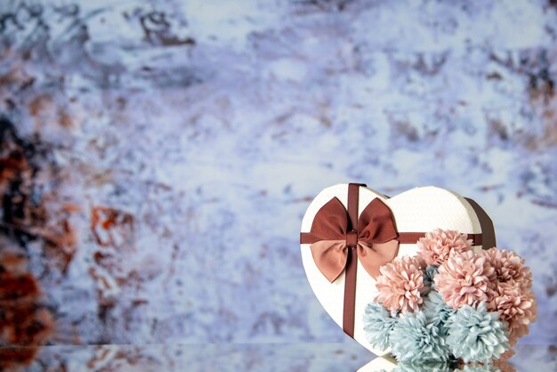 Vooraanzicht Valentijnsdag aanwezig met bloemen op lichte achtergrond kleur gevoel familie schoonheid paar passie liefde hart vrije ruimte