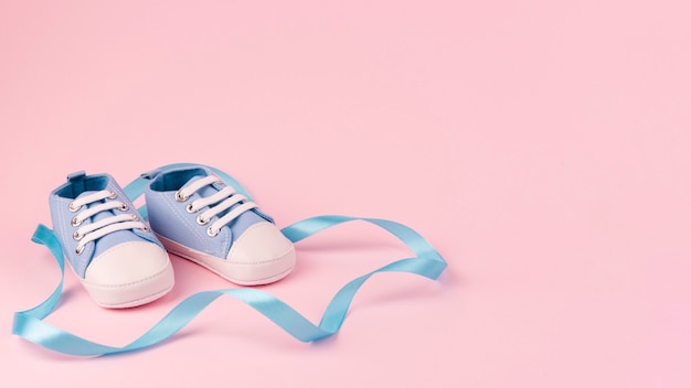 Gratis foto vooraanzicht van baby schoenen