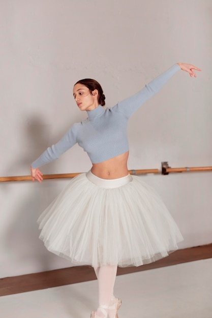 Gratis foto vooraanzicht van ballerina dansen in tutu rok