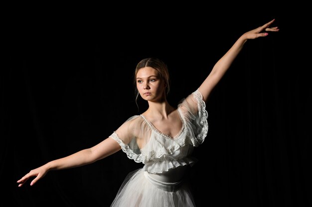 Vooraanzicht van ballerina poseren in tutu jurk