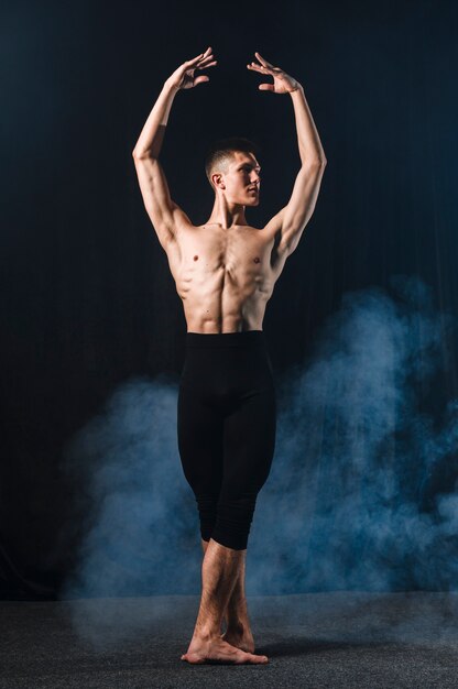 Vooraanzicht van ballerino in panty's en rook