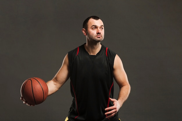 Vooraanzicht van basketbalspeler die en met bal stellen spelen