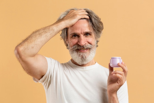 Vooraanzicht van bebaarde senior man met haar gel